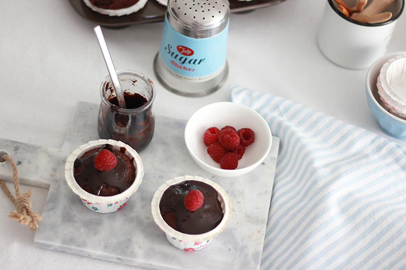 06_healthy_muffins_chocolate_raspberries