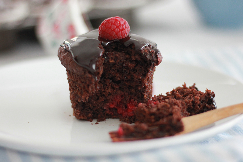 12_healthy_muffins_chocolate_raspberries